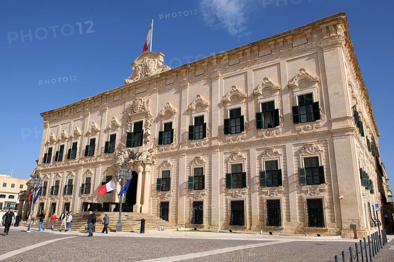 Building Auberge de Castille, official residence of the Prime Minister of Malta, in front of it flagpole with the national flag of Malta, Castille Place, Valletta, Malta