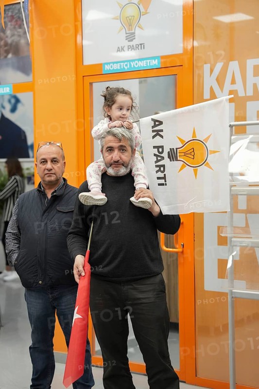 Gaziantep, Türkiye – May 28, 2023. Supporters of President Recep Tayyip Erdogan celebrate in the streets after his victory in the presidential election against rival Kemal Kiliçdaroglu. Erdogan received 52.18% of the vote in the runoff, securing his third presidential term, Gaziantep, Gaziantep, Türkiye