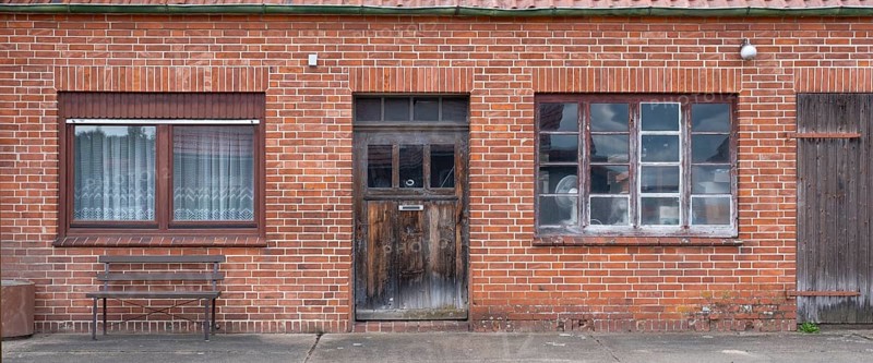View of the entrance area of an older residential building with a red brick workshop, Uenzen, Bruchhausen-Vilsen, Lower Saxony, Germany