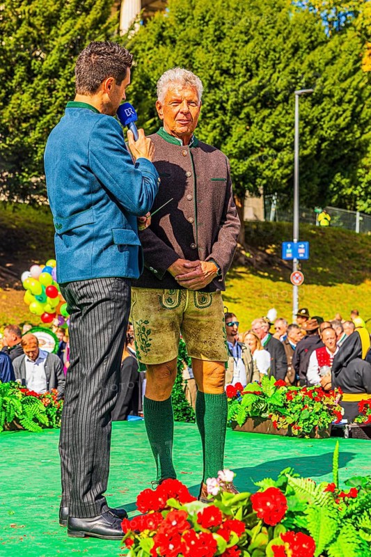 Bavarian Radio presenter Dominik Göbl in conversation with the Lord Mayor of the City of Munich Dieter horse-rider, Wiesnwirte Platzkonzert, Festwiese, Theresienwiese, Oktoberfest, Munich, Upper Bavaria, Bavaria, Germany