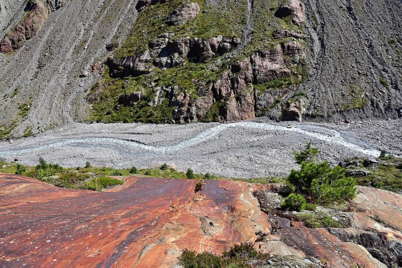 Hiking area below the Gepatsch Glacier in the Kaunertal with red rocks and the Faggenbach stream, Ötztal Alps, Tyrol, Austria