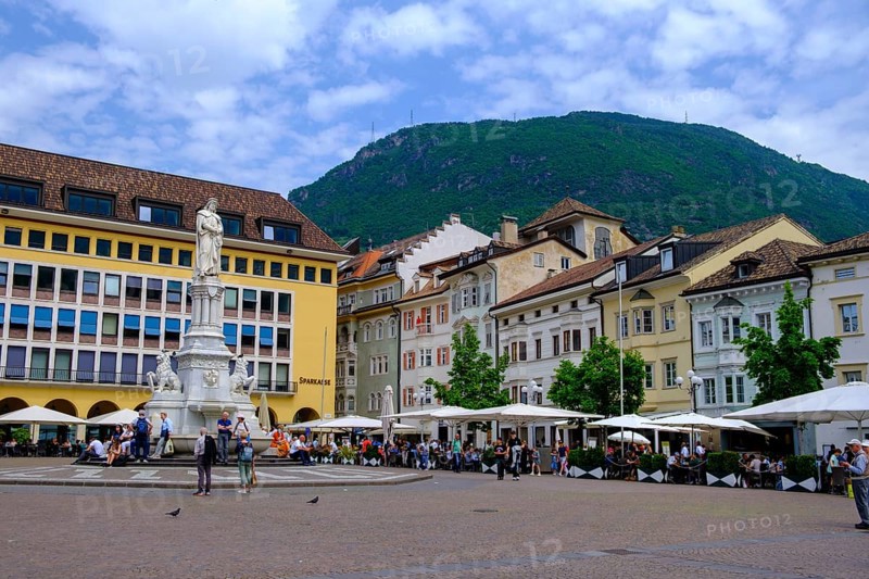 Waltherplatz square with Walter von der Vogelweide monument, Bolzano, South Tyrol, Italy