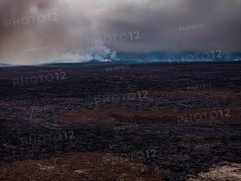 Lava, lava field, mountains, ash cloud, volcanic eruption, Sundhnúkur crater chain, July 2025, Reykjanes Peninsula, Iceland
