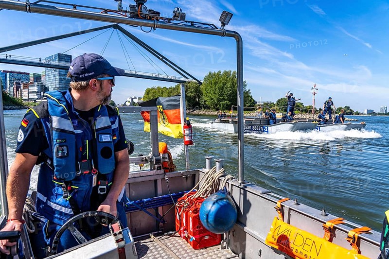 Exercise run of a multi-purpose pontoon on the Rhine, support boat of the specialist group for water hazards, in Düsseldorf, the motorised pontoon can be used as a ferry for people or equipment, as a working platform or bridge, during the major exercise FÜLEX25, lasting several days, of the THW, Technical Relief Agency, North Rhine-Westphalia regional association, over 3500 volunteers from the 127 North Rhine-Westphalia local associations practise many different deployment scenarios over 4 weekends