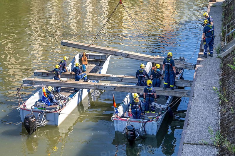 Construction of a multi-purpose pontoon, the specialist group for water hazards, in Düsseldorf, the motorised pontoon can be used as a ferry for people or equipment, as a working platform or bridge, during the major exercise FÜLEX25, lasting several days, of the THW, Technisches Hilfswerk, Landesverband North Rhine-Westphalia, over 3500 volunteers from the 127 North Rhine-Westphalia local associations practise many different deployment scenarios over 4 weekends
