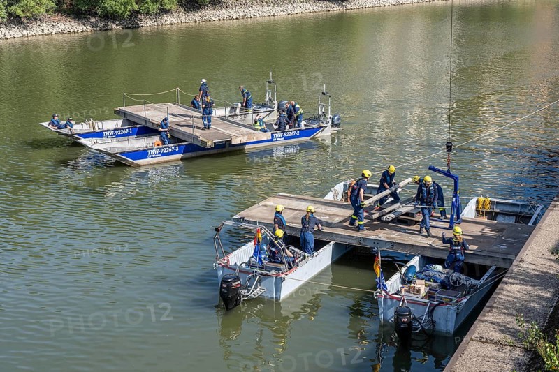 Construction of a multi-purpose pontoon, the specialist group for water hazards, in Düsseldorf, the motorised pontoon can be used as a ferry for people or equipment, as a working platform or bridge, during the major exercise FÜLEX25, lasting several days, of the THW, Technisches Hilfswerk, Landesverband North Rhine-Westphalia, over 3500 volunteers from the 127 North Rhine-Westphalia local associations practise many different deployment scenarios over 4 weekends
