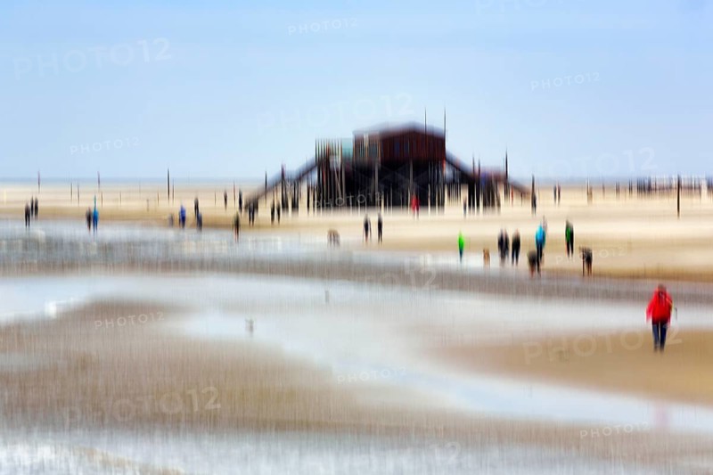 Strollers on the sandy beach, pile dwelling, wiping effect, long exposure, Sankt Peter-Ording, Eiderstedt peninsula, Wadden Sea National Park, North Frisia, Schleswig-Holstein, Germany