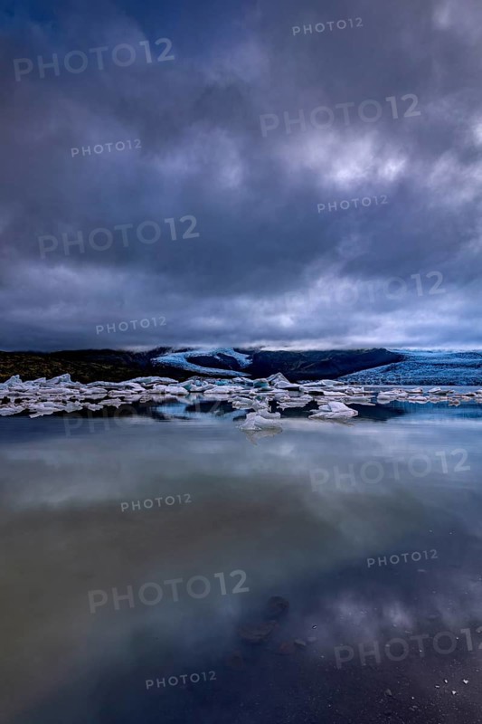 Ice floes, lake, shore, stones, glacier tongue behind, glacier, glacier lagoon, cloudy, summer, Fjallsarlon, Fjallsjökull, Vatnajökull National Park, Iceland