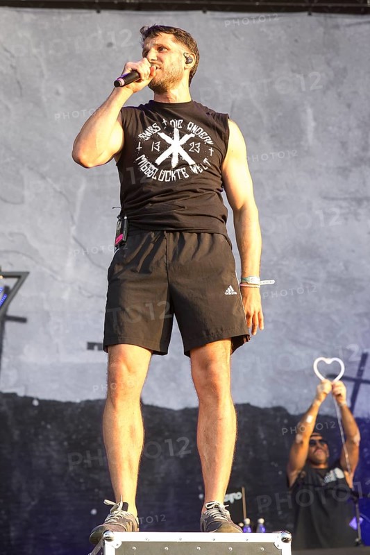 Swiss, singer of the band Swiss und die Andern at the Highfield Festival on Saturday, Störmthaler See, 16.08.2025