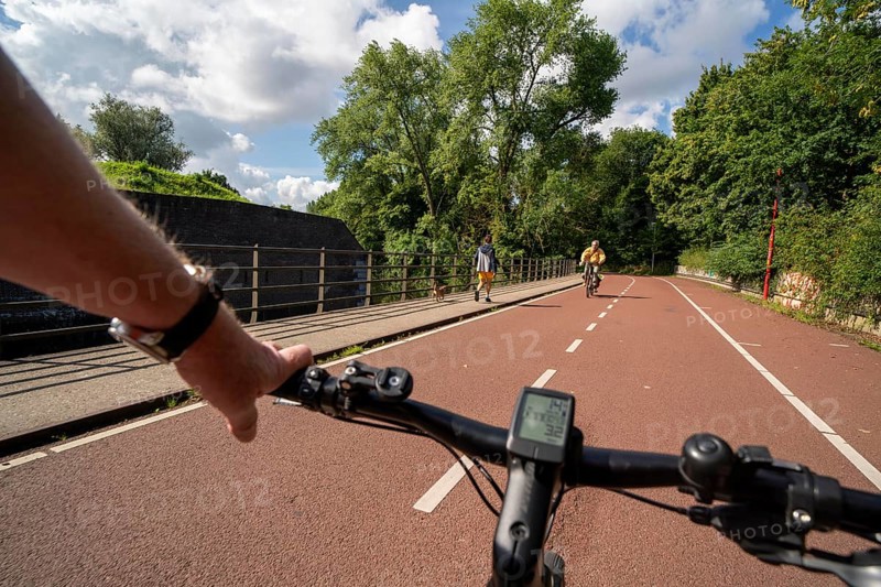 Cycling south of Utrecht, long-distance cycle path to Houten, around 50, 000 people live here and work in the region, the traffic concept is consistently geared towards cycling, cars remain on the outskirts of the city districts, very well-developed cycling infrastructure, considered a model city in the Netherlands, Utrecht