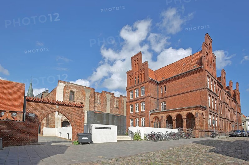 Ernestine School and archway to the entrance of the European Hansemuseum, Old Town, Lübeck, Schleswig-Holstein, Germany