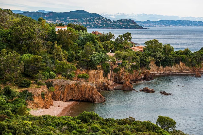 Picturesque coast and red rocks, near Anthéor, Saint-Raphaël, Massif de l'Esterel, Esterel Mountains, Département Var, Cote d'Azur, Provence-Alpes-Côte d'Azur, France