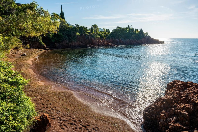 Picturesque beach and red rocks, Calanque Notre Dame, Saint-Raphaël, Massif de l'Esterel, Esterel Mountains, Département Var, Cote d'Azur, Provence-Alpes-Côte d'Azur, France