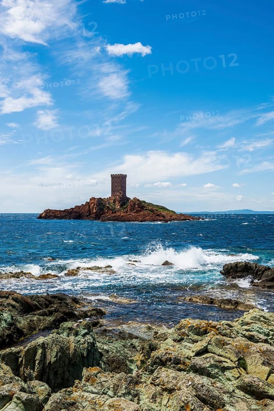 Island with tower and red rocks, Ile d'or, Cap du Dramont, Saint-Raphaël, Massif de l'Esterel, Esterel Mountains, Département Var, Cote d'Azur, Provence-Alpes-Côte d'Azur, France