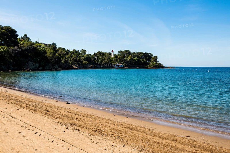 Picturesque beach and lighthouse, Plage de La Baumette, Saint-Raphaël, Massif de l'Esterel, Esterel Mountains, Département Var, Cote d'Azur, Provence-Alpes-Côte d'Azur, France