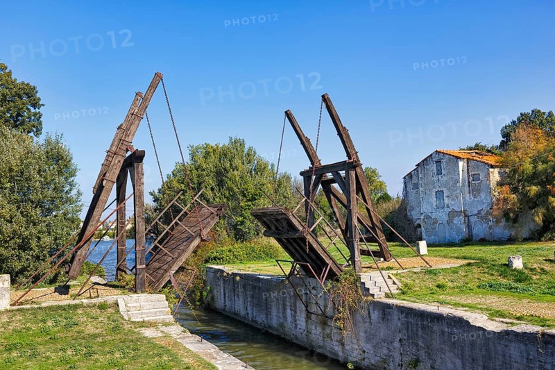 Wooden drawbridge, Pont de Langlois, Arles Bridge, Van Gogh Bridge, Arles, France