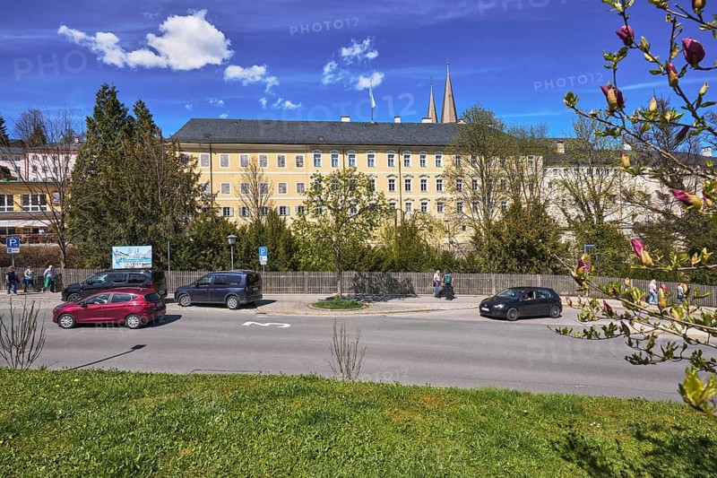 Royal Castle Berchtesgaden, general development, lawn, parking lane with vehicles, wooden fence, trees, pedestrians as secondary motif, blue sky, cumulus clouds, cirrostratus clouds, Am Fischerbichl, Bahnhofstraße, Berchtesgaden, Upper Bavaria, district Berchtesgadener Land, Bavaria, Germany