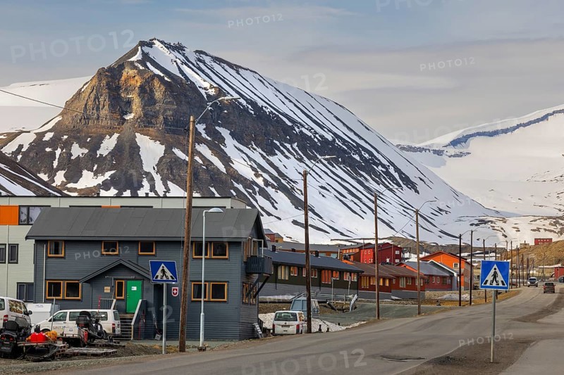 Vei 500, colourful wooden houses in front of a mountain range, road, Longyearbyen, Spitsbergen, Svalbard