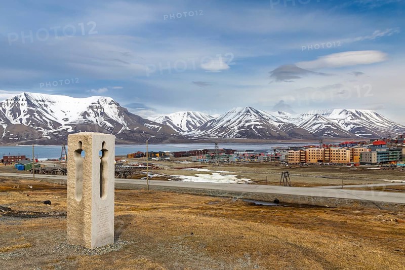 Statue by Nico Widerberg, view of Longyearbyen, coloured wooden houses, mountain range, Spitsbergen, Svalbard