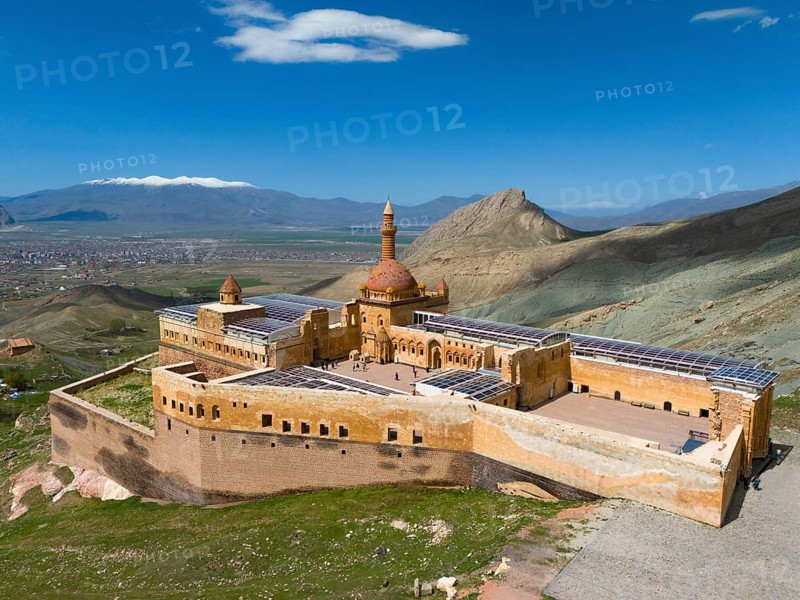Majestic ancient fortress in front of a vast mountain panorama and deep blue sky, aerial view, Ishak Pasha Palace, Ishak Pasha Palace, Ishak Pasa Sarayi, Ottomans, Dogubayazit, Dogubayazit, Dogubeyazit, Agri Province, Agri, Eastern Anatolia, Anatolia, Turkey