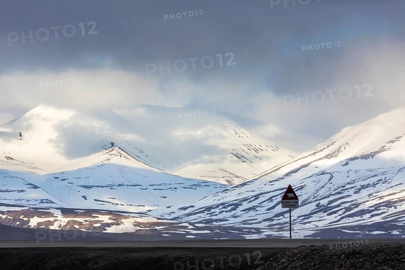 Traffic sign, warning of polar bears, Aventdalen, mountain with snow, Longyearbyen, Spitsbergen, Svalbard