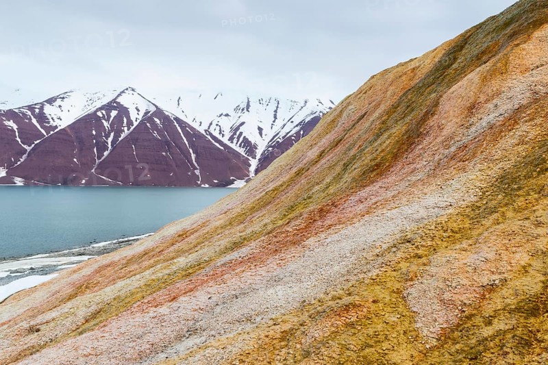 Discoloured rock, sinter, mountain range, sea, Jotunkjeldene, Spitsbergen, Svalbard