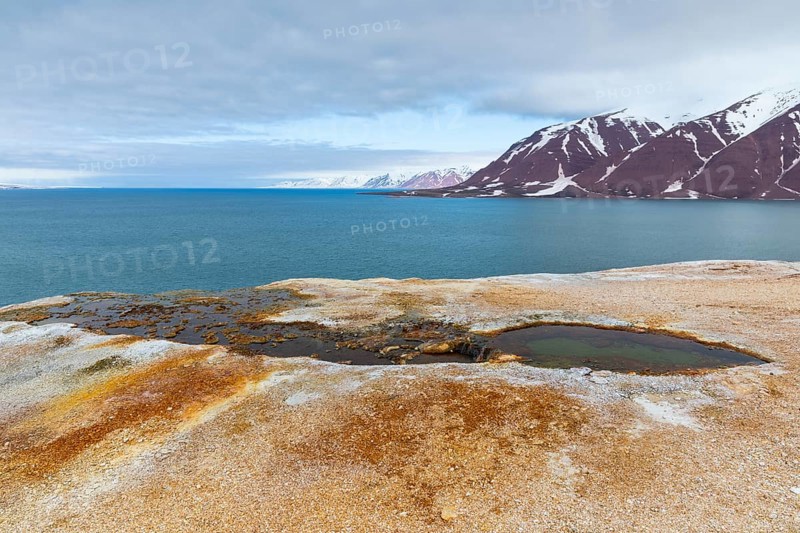 Hot spring, discoloured rock, sinter, mountain range, sea, Jotunkjeldene, Spitsbergen, Svalbard