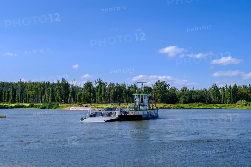 Yaw rope ferry, car ferry across the Elbe near Havelberg, Werben, Saxony-Anhalt, Germany