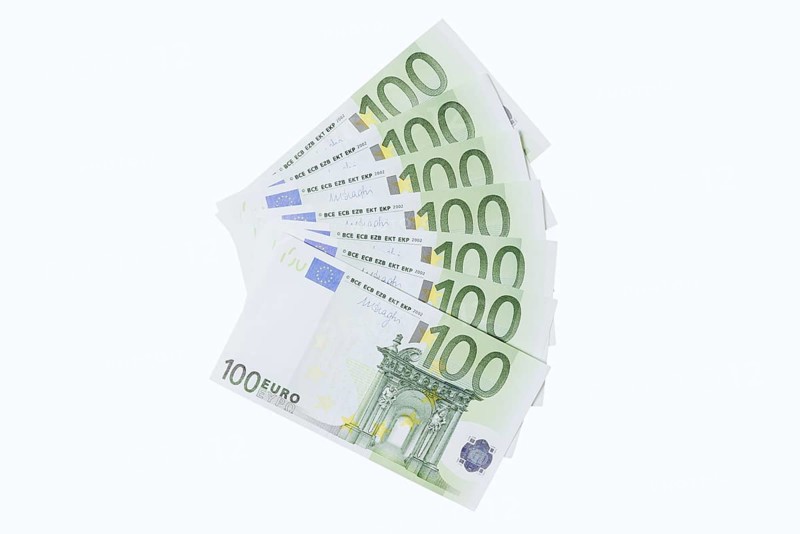 100 euro banknotes, 100 euros, against a white background