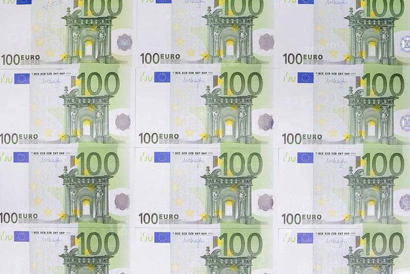 100 euro banknotes