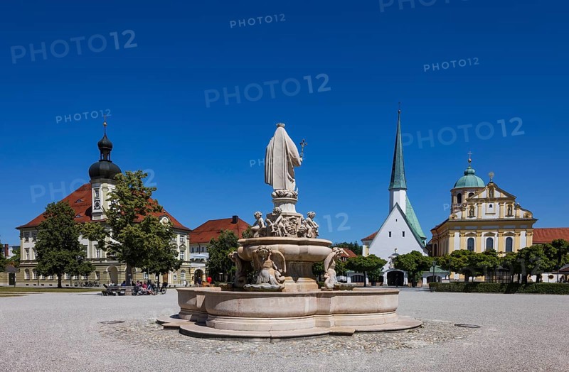 Marienbrunnen with town hall Chapel of Grace and Sankt Magdalena church, Kapellplatz, place of pilgrimage, Altötting, Upper Bavaria, Bavaria, Germany