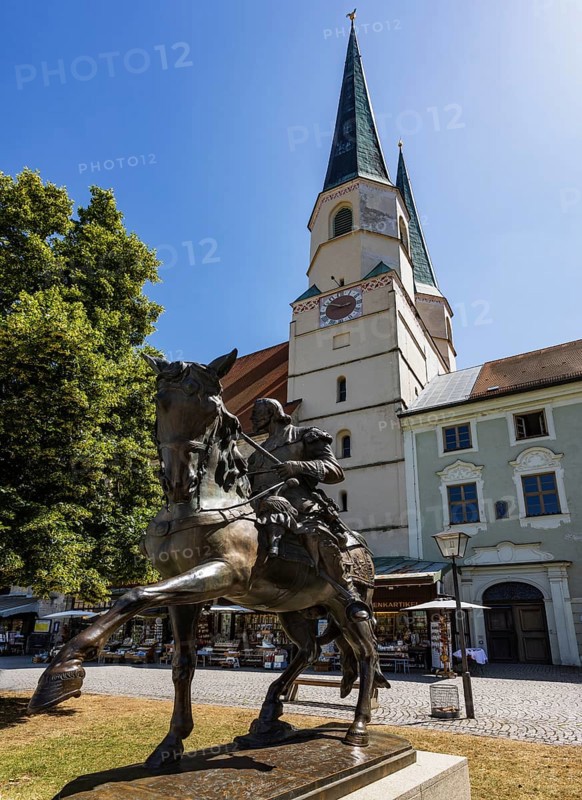 Equestrian statue, Field Marshal Tilly monument on Kapellplatz with the collegiate parish church of St Philip and St James, place of pilgrimage, Altötting, Upper Bavaria, Bavaria, Germany