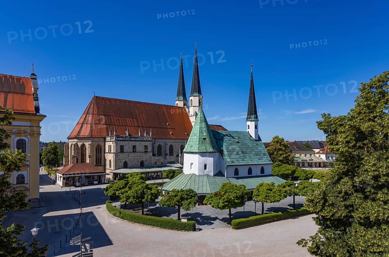 Chapel of Grace and Stiftspfarrkirche Sankt Philippus und Jakobus am Kapellplatz, place of pilgrimage, Altötting, Upper Bavaria, Bavaria, Germany