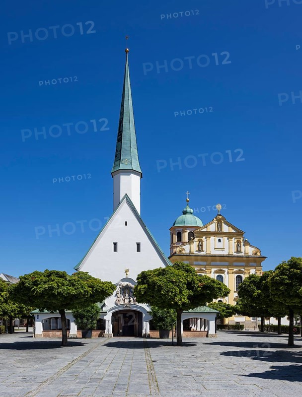 Chapel of Grace and St Magdalene's Church on Kapellplatz, place of pilgrimage, Altötting, Upper Bavaria, Bavaria, Germany
