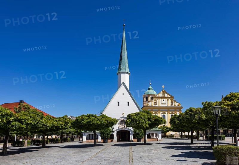 Chapel of Grace and St Magdalene's Church on Kapellplatz, place of pilgrimage, Altötting, Upper Bavaria, Bavaria, Germany
