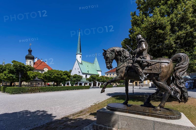 Equestrian statue, Field Marshal Tilly Monument on Kapellplatz with Chapel of Mercy, place of pilgrimage, Altötting, Upper Bavaria, Bavaria, Germany