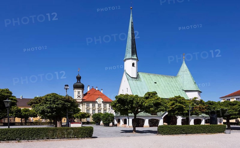 Chapel of Mercy and town hall on Kapellplatz, place of pilgrimage, Altötting, Upper Bavaria, Bavaria, Germany