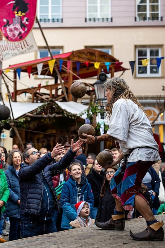 Juggler, stage, audience, medieval clothing, medieval market, city of Esslingen, district of Esslingen, Baden-WÃ¼rttemberg, Germany