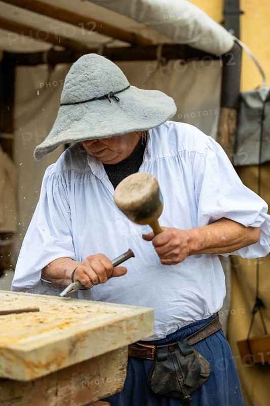 Stonemason, crafts, medieval clothing, medieval market, city of Esslingen, district of Esslingen, Baden-WÃ¼rttemberg, Germany