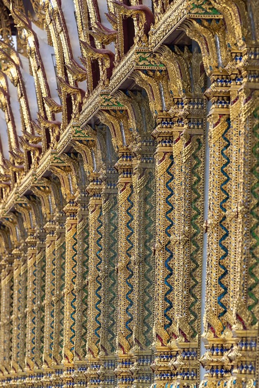 Columns with mosaic decorations (Lai Kranok), also: golden, mosaic-decorated Thai temple columns (Sao), decorated in the Lai Kranok style, typical of Rattanakosin architecture (Bangkok style), on the outer faÃ§ade of the Ubosot (ordination hall), Wat Chana Songkhram, Phra Nakhon, Bangkok, Thailand