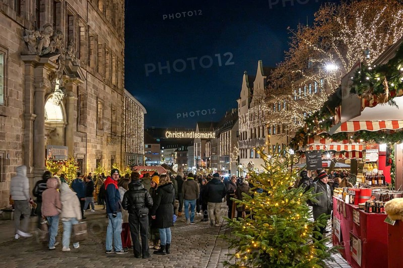 Entrance to Nuremberg Christmas Market illuminated in the evening, with town hall, main market, Nuremberg, Middle Franconia, Bavaria, Germany