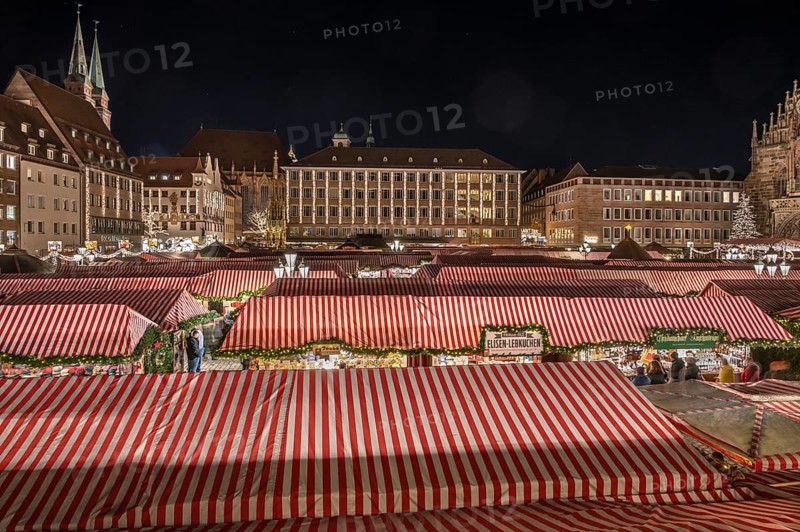 Christmas market illuminated in the evening with the Beautiful Fountain, Town Hall and towers of Sebaldus Church, Hauptmarkt, Nuremberg, Middle Franconia, Bavaria, Germany