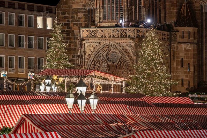 Nuremberg Christmas market with the Church of Our Lady, decorated for Christmas, Hauptmarkt, Nuremberg, Middle Franconia, Bavaria, Germany