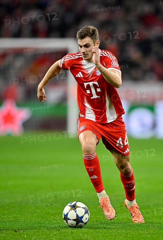 Josip Stanisic FC Bayern Munich FCB (44) Action on the ball Champions League, Allianz Arena, Munich, Bavaria, Germany