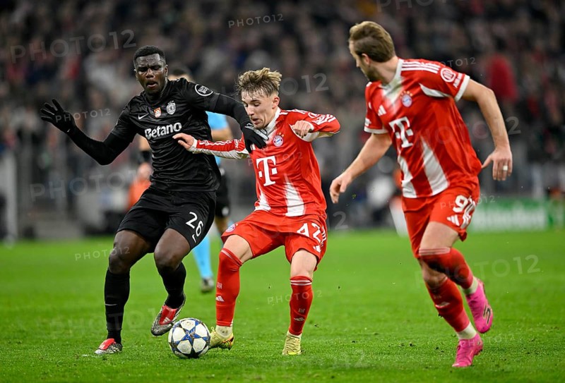 Tackle, action Lennart Karl Bayern Munich FCB (42) v Ousmane Diomande Sporting Lisbon SCP (26) Harry Kane FC Bayern Munich FCB (09) Champions League, Allianz Arena, Munich, Bavaria, Germany