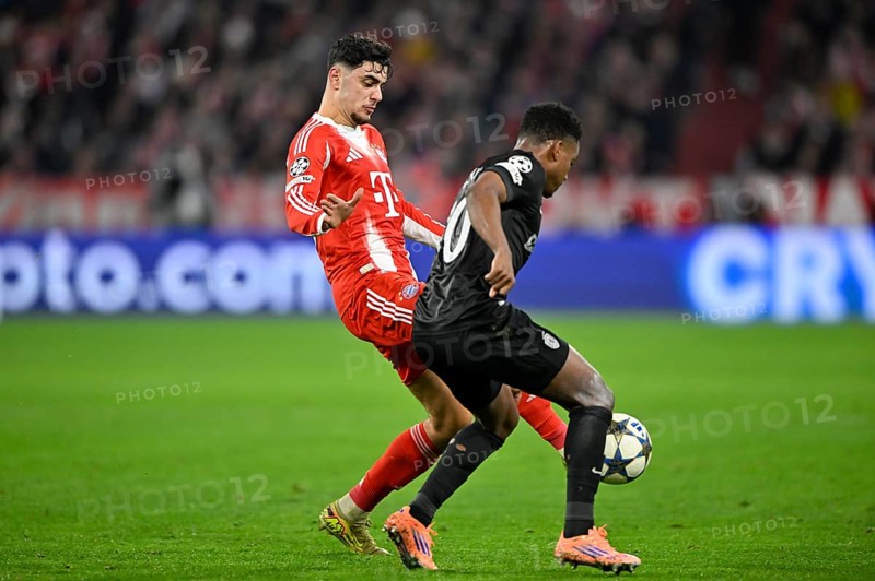 Duel, action Aleksandar Pavlovic FC Bayern Munich FCB (45) against Geny Catamo Sporting Lisbon SCP (10) Champions League, Allianz Arena, Munich, Bayern, Germany