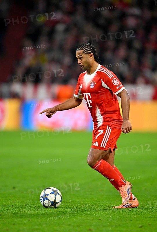 Serge Gnabry FC Bayern Munich FCB (07) Action on the ball Gesture Gesture Champions League, Allianz Arena, Munich, Bayern, Germany