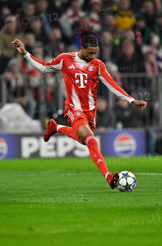 Michael Olise FC Bayern Munich FCB (17) Action on the ball Champions League, Allianz Arena, Munich, Bavaria, Germany