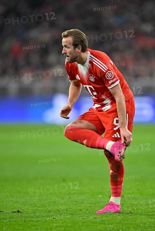 Harry Kane FC Bayern Muenchen FCB (09) removes dirt from football boots, clay, Champions League, Allianz Arena, Munich, Bavaria, Germany