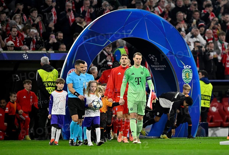 Teams enter the pitch through CL Arch arch Referee Referee Nicholas Nick Walsh (SCO) and children's run-in Girls with match ball, Goalkeeper Manuel Neuer FC Bayern Munich FCB (01) Josip Stanisic FC Bayern Munich FCB (44) Champions League, Allianz Arena, Munich, Bavaria, Germany